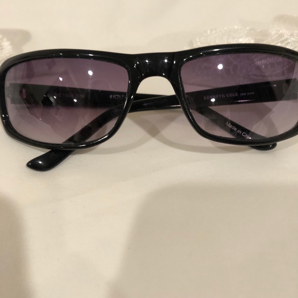 NWOT Kenneth Cole black sunglasses